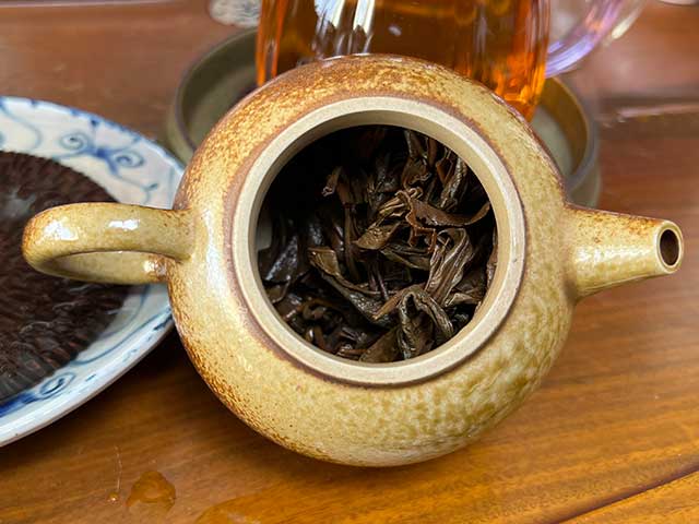 图为曼落茶厂昌达号2005年易武正山古树茶圆茶