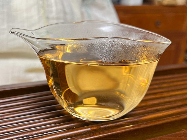 图为沙河茶厂东半山2002年老冰岛青饼