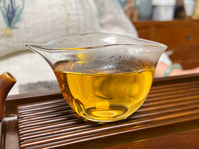 图为沙河茶厂东半山2002年老冰岛青饼