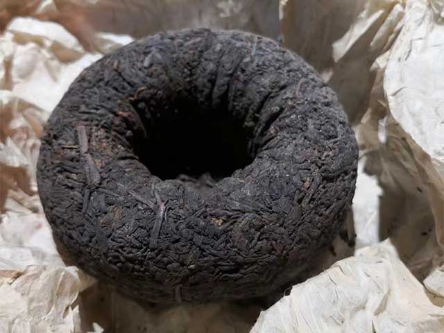 图为老昆明茶厂9016熟沱小写版